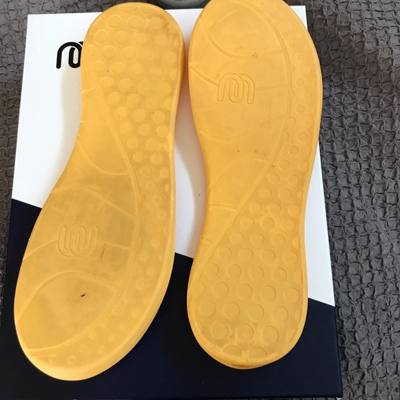 Mahabis grey slippers with grey and yellow changeable souls. EUC - Picture 6 of 11